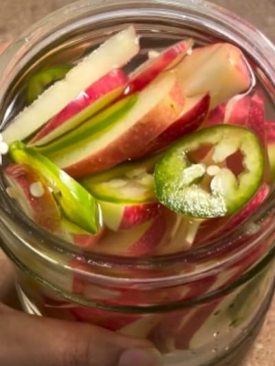 ആപ്പിൾ ഉപ്പിലിട്ടാലോ! മധുരവും എരിവും ചേർന്ന കോമ്പോ