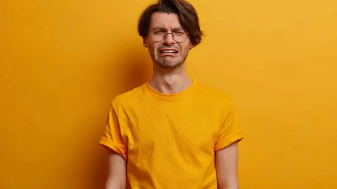 സമ്മർദ്ദമുണ്ടാക്കുന്ന ഹോർമോണുകളെ ശരീരത്തിൽ നിന്നും പുറന്തള്ളാൻ കരച്ചിൽ സഹായിക്കുന്നു. കണ്ണുനീരിലെ ലൈസോസൈം എന്ന പദാർത്ഥം ബാക്ടീരിയകളെ നശിപ്പിക്കുകയും കൃഷ്ണമണിയെയും കൺപീലികളെയും വൃത്തിയായി സൂക്ഷിക്കുകയും ചെയ്യുന്നു.