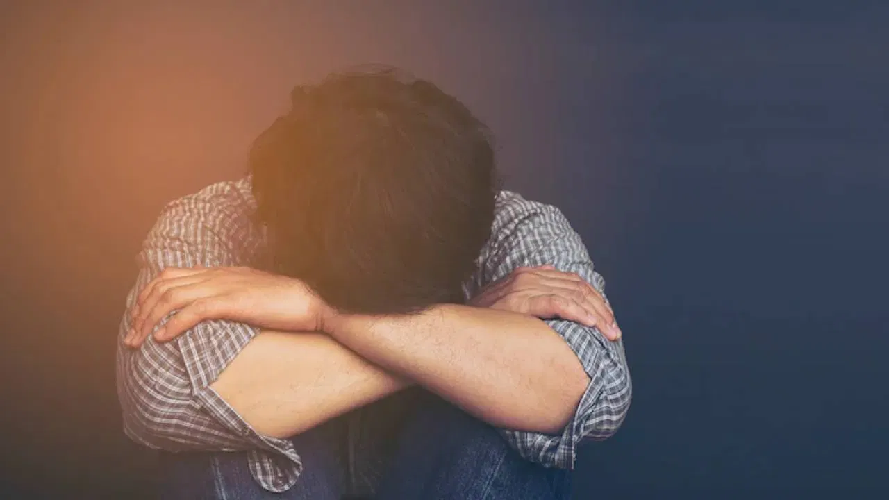 സങ്കടം വരുമ്പോഴോ സന്തോഷം കൂടുമ്പോഴോ നമ്മുടെ കണ്ണുകൾ നിറയുന്നത് സ്വാഭാവികമാണ്. എന്നാൽ പലപ്പോഴും 'കരച്ചിൽ ബലഹീനതയാണ്' എന്ന തെറ്റായ ചിന്താഗതി കാരണം നാം കണ്ണുനീർ അടക്കിപ്പിടിക്കാറുണ്ട്. എന്നാൽ കരച്ചിൽ കേവലം ഒരു വികാരപ്രകടനമല്ലെന്നും അത് ശരീരത്തിന് മികച്ചൊരു ഔഷധമാണെന്നുമാണ് പുതിയ പഠനങ്ങൾ വ്യക്തമാക്കുന്നത്.