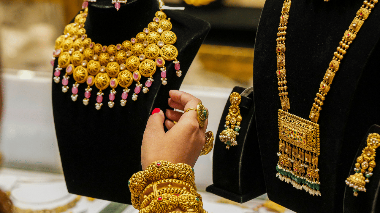 Kerala Gold Rate: ഇടവേള കഴിഞ്ഞു, ട്രാക്കിൽ കേറി സ്വർണം; പവന് കൊടുക്കേണ്ടത് ഇത്രയും Kerala Gold Rate: ഇടവേള കഴിഞ്ഞു, ട്രാക്കിൽ കേറി സ്വർണം; പവന് കൊടുക്കേണ്ടത് ഇത്രയും