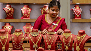 Kerala Gold Rate: പ്രതീക്ഷ നൽകി സ്വർണം, വില ഇടിയുന്നു; വെള്ളി മോഹങ്ങൾക്കും നല്ലകാലം