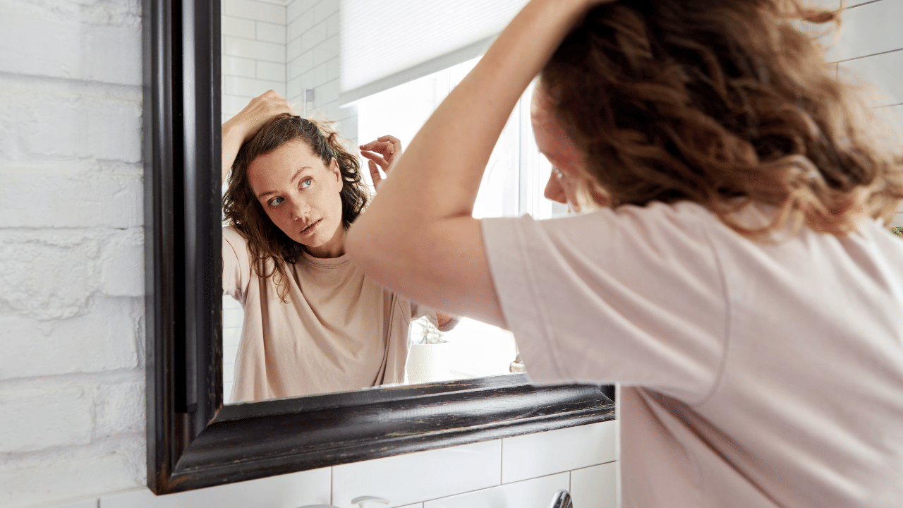 പാത്രത്തിൽ ഒന്നേമുക്കാൽ ഗ്ലാസ് വെള്ളമെടുത്ത് അതിൽ തേയിലപ്പൊടിയും കാപ്പിപ്പൊടിയും ചേർത്ത് നന്നായി തിളപ്പിക്കുക. വറ്റിച്ച് ഏകദേശം മുക്കാൽ ഗ്ലാസ് മാറ്റിവെക്കാം. ശേഷം തൊലി കളഞ്ഞ ബീറ്റ്റൂട്ട് കഷ്ണങ്ങൾ, കറ്റാർ വാഴയുടെ ജെൽ, പനിക്കൂർക്കയില എന്നിവ നേരത്തെ തയ്യാറാക്കി വെച്ച കട്ടൻ ചായ ഒഴിച്ച് പേസ്റ്റ് പരുവത്തിൽ അരച്ചെടുക്കുക.
