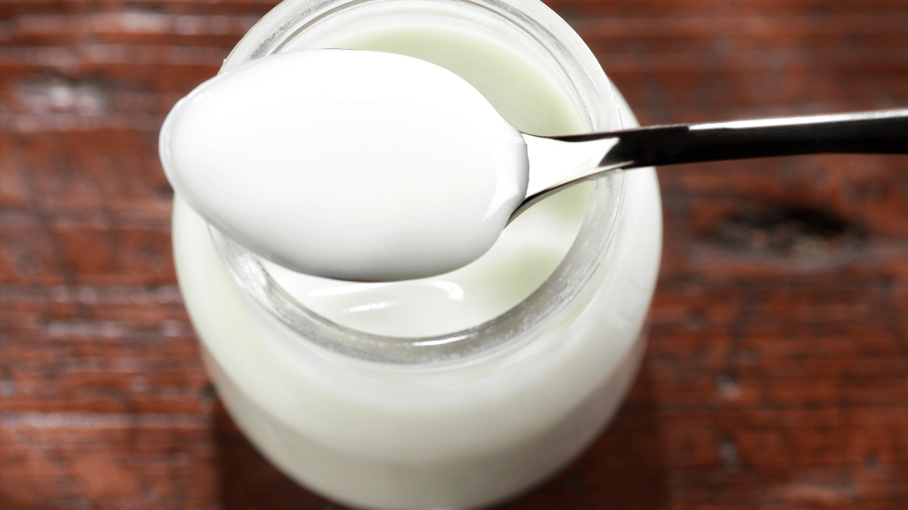 തൈര് മാസ്കും ചെയ്യാവുന്നതാണ്. തൈര് മുടിക്ക് നല്ലൊരു കണ്ടീഷണറായി പ്രവർത്തിക്കുന്നു. അല്പം തൈര് തലയിൽ തേച്ചുപിടിപ്പിച്ച് 20 മിനിറ്റിന് ശേഷം കഴുകിക്കളയുന്നത് മുടി മൃദുവാക്കാനും താരൻ അകറ്റാനും സഹായിക്കും.
