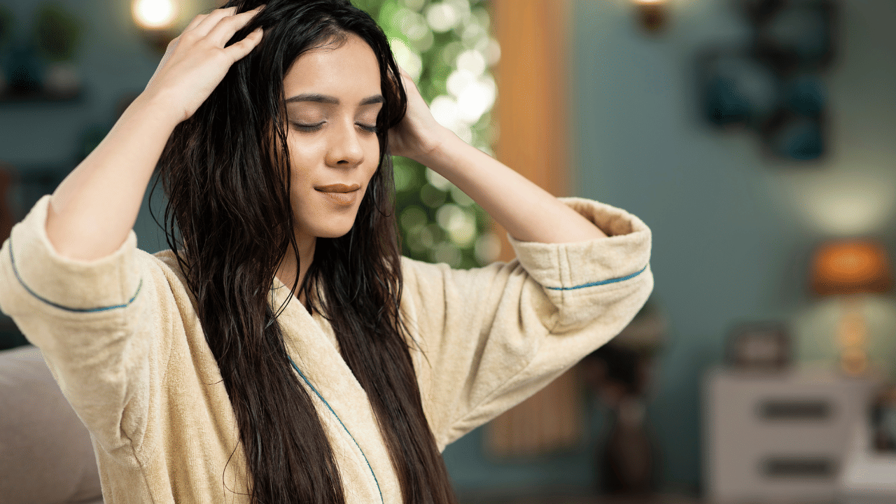 തിളക്കമുള്ള തലമുടിക്ക് ഓയിൽ മസാജാണ് ആദ്യത്തെ ഓപ്ഷൻ. ആഴ്ചയിൽ രണ്ടു തവണയെങ്കിലും തേങ്ങാ എണ്ണയോ ഒലിവ് ഓയിലോ ഉപയോഗിച്ച് തലയോട്ടിയിൽ നന്നായി മസാജ് ചെയ്യുക. ഇത് രക്തയോട്ടം വർദ്ധിപ്പിക്കുകയും മുടിക്ക് ആവശ്യമായ ഈർപ്പം നൽകുകയും ചെയ്യും.
