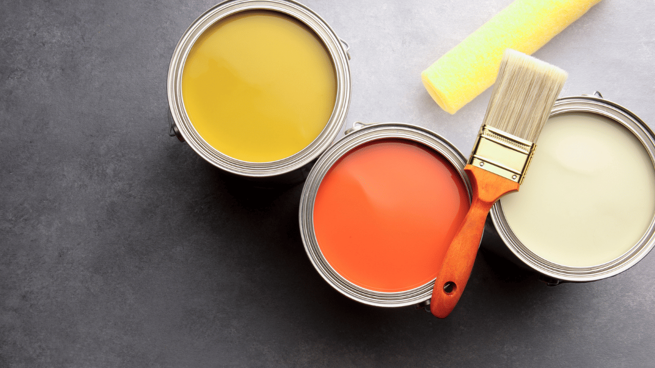 വീടിന്റെ ഭിത്തികളിൽ ഉപയോഗിക്കുന്ന പെയിന്റ് ചൂടിനെ സ്വാധീനിക്കുന്നുണ്ട്. കടും നിറങ്ങൾ ചൂടിനെ ആഗിരണം ചെയ്യുമ്പോൾ വെള്ളയോ അല്ലെങ്കിൽ ഇളം നിറങ്ങളോ ചൂടിനെ പ്രതിഫലിപ്പിക്കുന്നു. ഇത് വീടിനുള്ളിലെ താപനില കുറയ്ക്കാൻ സഹായിക്കും.
