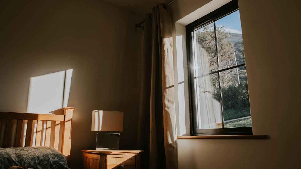 പകൽ സമയത്ത് കടുത്ത ചൂടുള്ള വായു വീടിനുള്ളിലേക്ക് കടക്കാതിരിക്കാൻ ജനലുകളും വാതിലുകളും അടച്ചിടുക. എന്നാൽ വൈകുന്നേരമാകുന്നതോടെ ചൂട് കുറയുന്ന സമയത്ത് ജനലുകൾ തുറന്നിടുന്നത് വീടിനുള്ളിലെ ചൂട് പുറന്തള്ളാനും തണുത്ത വായു അകത്ത് കയറാനും സഹായിക്കും.
