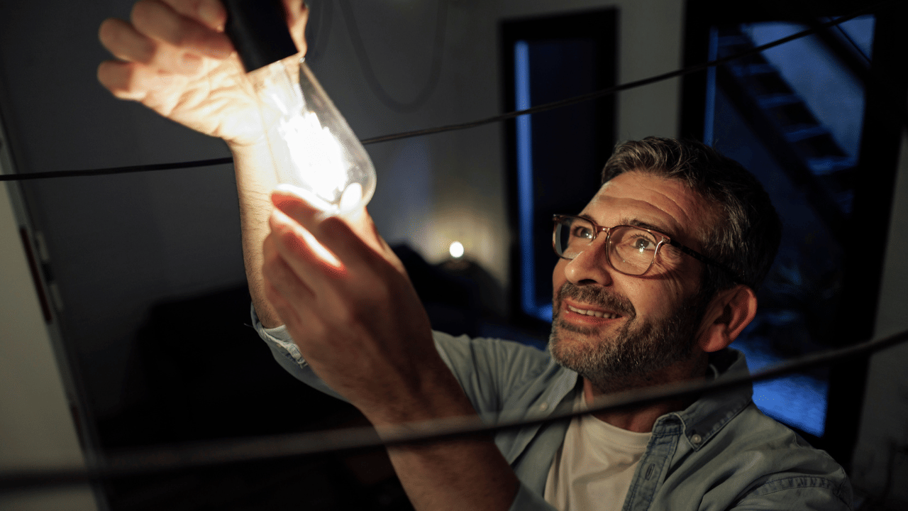 ലൈറ്റുകളും മറ്റ് ഇലക്ട്രോണിക് ഉപകരണങ്ങളും പ്രവർത്തിക്കുമ്പോൾ ചെറിയ അളവിൽ ചൂട് പുറപ്പെടുവിക്കുന്നുണ്ട്. പകൽ സമയത്ത് അനാവശ്യമായ ലൈറ്റുകളും ഉപകരണങ്ങളും ഓഫ് ചെയ്യുന്നത് മുറിയിലെ ചൂട് കുറയ്ക്കാൻ സഹായിക്കും.
