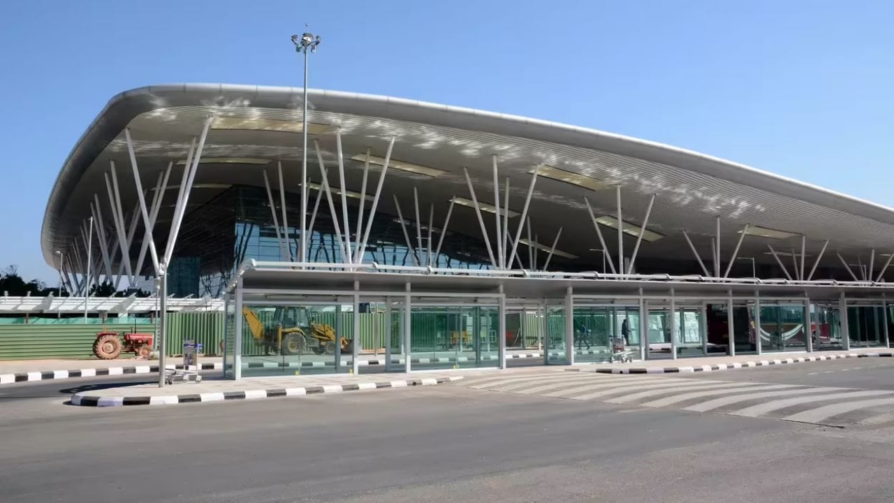 ബെംഗളൂരു വിമാനത്താവളത്തിലേക്ക് പോകുന്ന യാത്രക്ക് ആശ്വാസവുമായി പുതിയ ട്രെയിന്‍ സര്‍വീസ് പ്രഖ്യാപിച്ചിരിക്കുകയാണ് ഇന്ത്യന്‍ റെയില്‍വേ. മജസ്റ്റിക് ബെംഗളൂരു മുതല്‍ കെമ്പഗൗഡ അന്താരാഷ്ട്ര വിമാനത്താവളം വരെ നീളുന്ന സബര്‍ബന്‍ റെയില്‍ പദ്ധതിക്കാണ് സൗത്ത് വെസ്റ്റേണ്‍ റെയില്‍വേയുടെ അനുമതി ലഭിച്ചത്. (Image Credits: PTI and Social Media)