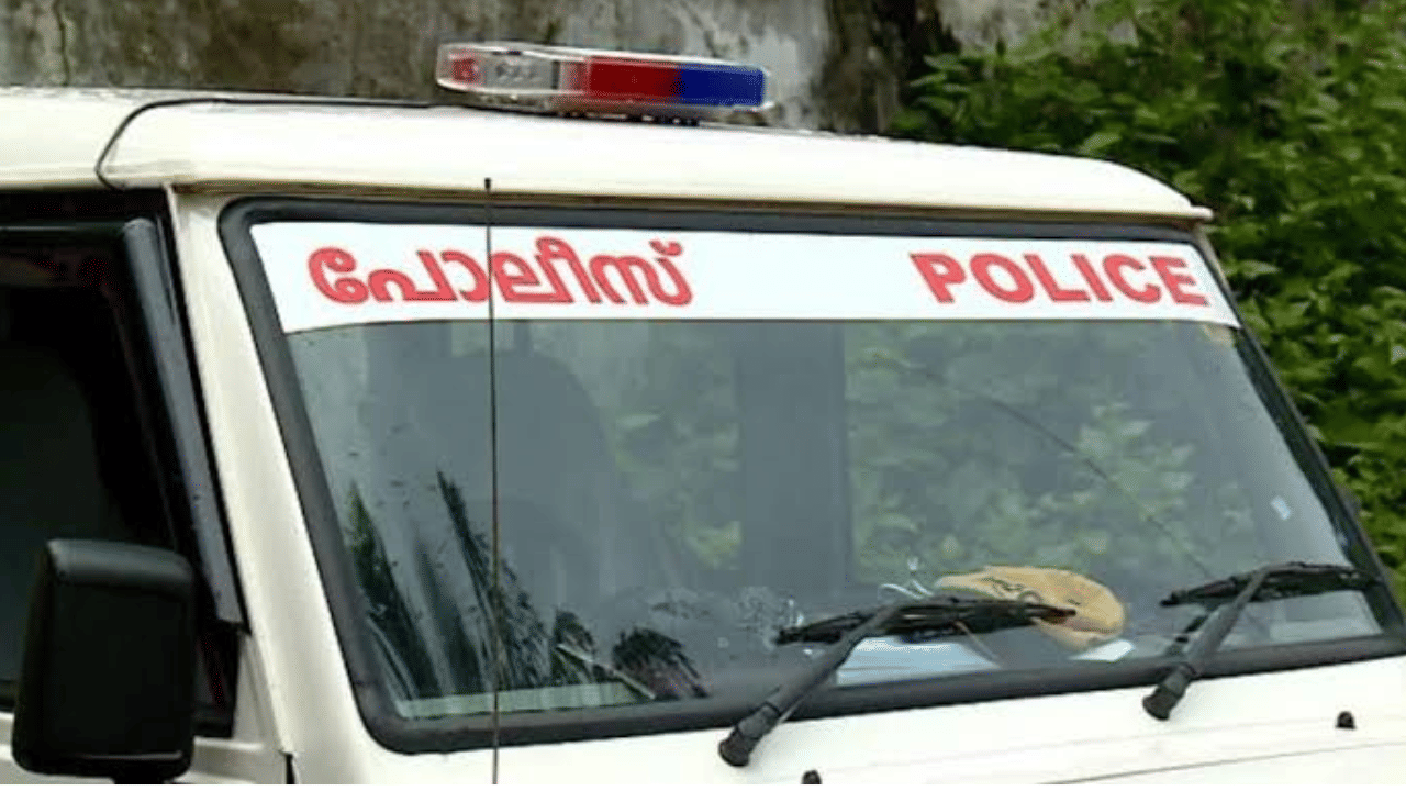 DYFI: SI അല്ലെ,നിന്നെ തീർക്കും..., പോലീസ് ജീപ്പ് തടഞ്ഞ് തെറിവിളി, DYFI പ്രവർത്തകർക്കെതിരെ കേസ്