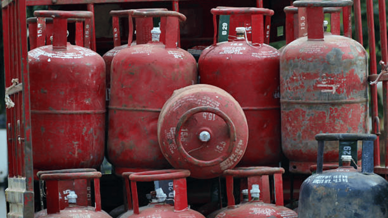 LPG Cylinder Price: ബജറ്റിന് മുമ്പൊരു വിലക്കയറ്റം, വാണിജ്യ സിലിണ്ടറുകളുടെ വില കൂട്ടി