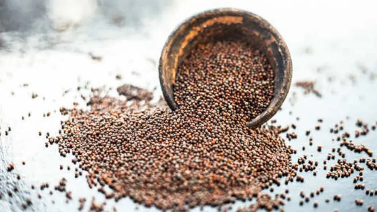 ഭക്ഷണപദാർത്ഥങ്ങൾ പെട്ടെന്ന് കേടാകാതെ സൂക്ഷിക്കാനുള്ള കഴിവും കടുകിനുണ്ട്. അച്ചാറുകളിൽ കടുകരച്ചു ചേർക്കുന്നത് പൂപ്പൽ വരുന്നത് തടയും. ഇറച്ചി വേഗത്തിൽ വെന്തുകിട്ടാൻ അല്പം കടുകരച്ചു ചേർക്കുന്നത് ഫലപ്രദമാണ്. മീൻ കറി വെക്കുന്നതിന് മുൻപ് ഉപ്പും കടുകുപൊടിയും ചേർത്ത് വെക്കുന്നത് അതിന്റെ പഴക്കം മൂലമുള്ള അസ്വാഭാവിക ഗന്ധം മാറാൻ സഹായിക്കും.