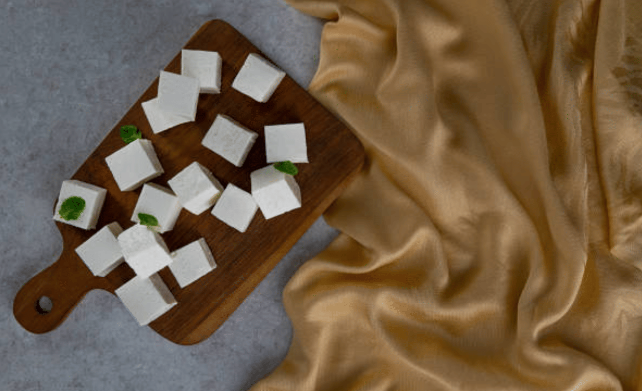 വെള്ളം കളഞ്ഞ ശേഷം തുണിയോടെ തന്നെ പനീർ ഒരു കിഴിയായി കെട്ടി ഒരു പരന്ന പാത്രത്തിലോ പലകയിലോ വയ്ക്കുക. ഇതിന് മുകളിലായി വെള്ളം നിറച്ച പാത്രം ഒരു മണിക്കൂർ നേരം വയ്ക്കുക. ഇത് പനീറിന് കൃത്യമായ ആകൃതിയും ഉറപ്പും നൽകാൻ സഹായിക്കും. ഒരു മണിക്കൂറിന് ശേഷം ഭാരം മാറ്റി തുണി അഴിക്കുക. ഇപ്പോൾ നല്ല ഉറപ്പുള്ള പനീർ തയ്യാറായിട്ടുണ്ടാകും. 
