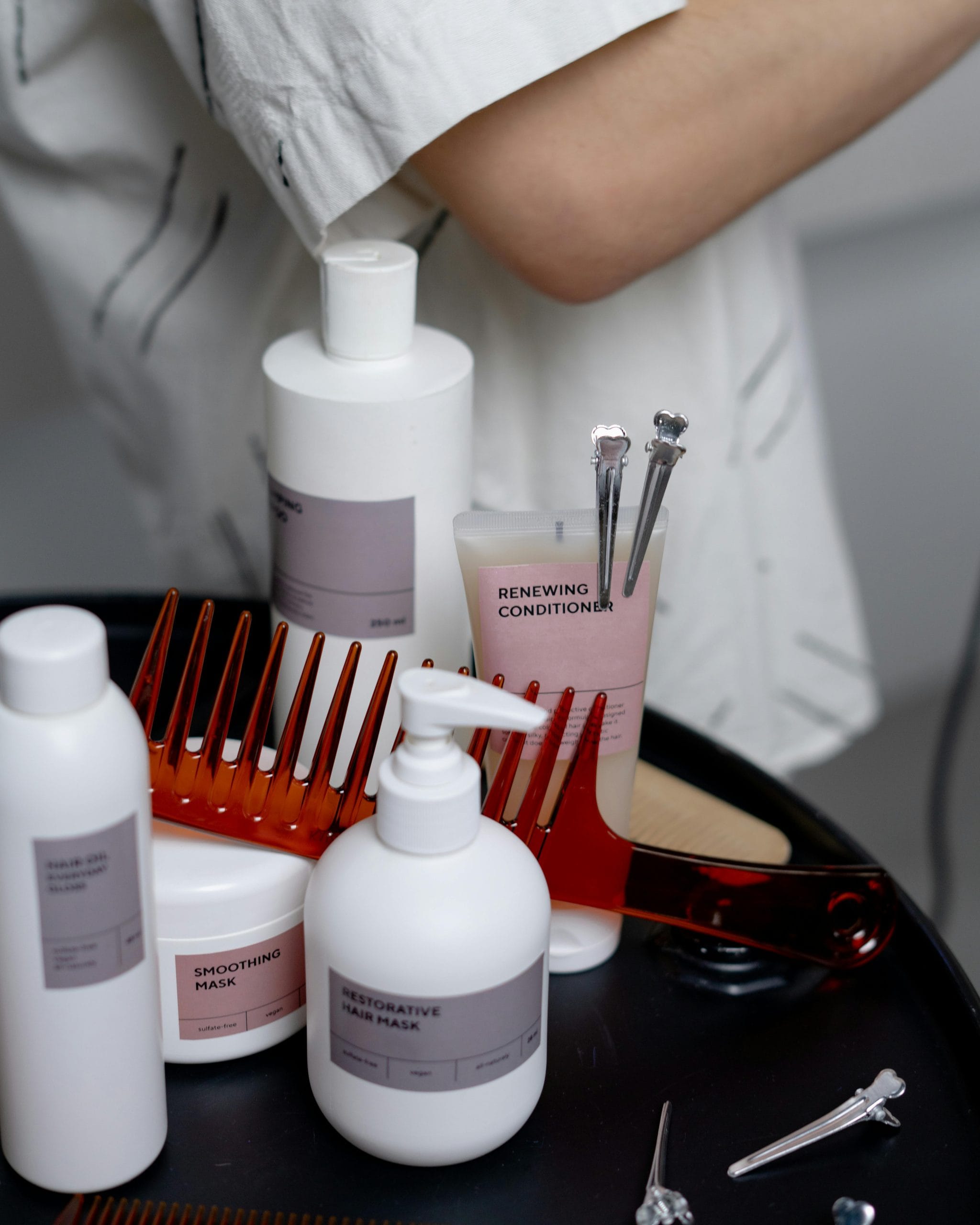 പ്ലാസ്റ്റിക് ചീപ്പുകൾ: പലരും വർഷങ്ങളോളം ഒരേ പ്ലാസ്റ്റിക് ചീപ്പ് തന്നെ സ്ഥിരമായി ഉപയോഗിക്കാറുണ്ട്. പ്ലാസ്റ്റിക് ചീപ്പിൻ്റെ പല്ലുകൾ കാലക്രമേണ തേയുകയും മൂർച്ചയുള്ളതാവുകയും ചെയ്യുന്നു. ഇത് തലയോട്ടിയിൽ ചെറിയ പോറലുകൾ ഉണ്ടാക്കുകയും മുടി പൊട്ടിപ്പോകാൻ കാരണമാവുകയും ചെയ്യുന്നു. എപ്പോഴും തടി കൊണ്ടുള്ള ചീപ്പുകൾ ഉപയോഗിക്കുന്നതാണ് മുടിയുടെയും തലയോട്ടിയുടെയും ആരോഗ്യത്തിന് ഏറ്റവും നല്ലത്.
