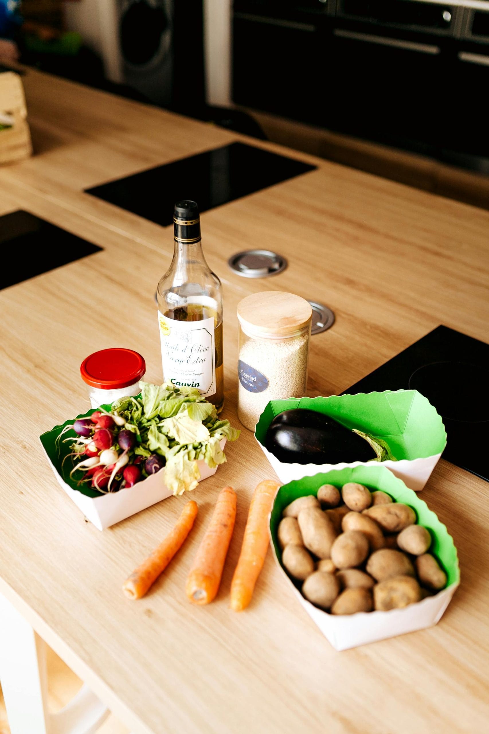 നമ്മുടെ വരുമാനത്തിൻ്റെ വലിയൊരു ഭാഗവും ചിലവാകുന്നത് അടുക്കളയിലേക്കായിരിക്കും. എന്നാൽ പാചകത്തിലും സാധനങ്ങൾ വാങ്ങുന്നതിലും ചെറിയ ചില മാറ്റങ്ങൾ വരുത്തിയാൽ മാസം നല്ലൊരു തുക മിച്ചം പിടിക്കാനാകും. പണവും സമയവും ലാഭിക്കാൻ സഹായിക്കുന്ന ചില സീക്രട്ട് പൊടിക്കൈകൾ എന്തെല്ലാമാണെന്ന് നമുക്ക് നോക്കിയാലോ. (Image Credits: Pexels)
