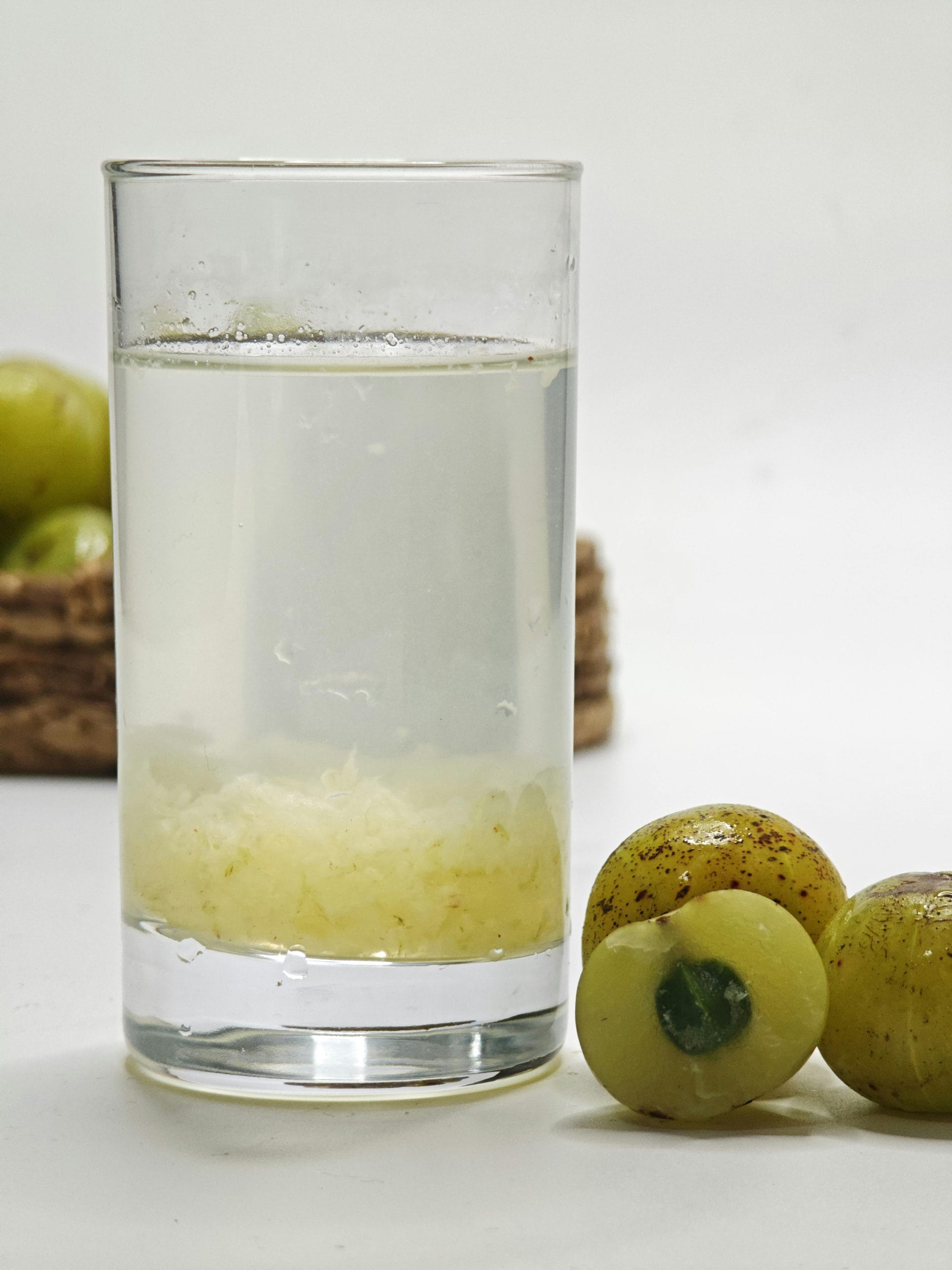 മുടി നരയ്ക്കുന്നത് പണ്ട് വാർദ്ധക്യത്തിന്റെ ലക്ഷണമായിരുന്നെങ്കിൽ ഇന്ന് അത് അങ്ങനെയല്ല. മുപ്പതുകളിലും ഇരുപതുകളിലും പോലും നരച്ച മുടി കാണുന്നത് പലരെയും മാനസികമായി തളർത്തുന്ന വലിയൊരു പ്രശ്നമായി മാറിയിരിക്കുന്നു. എന്നാൽ എന്തുകൊണ്ടാണ് മുടി ഇത്രവേഗം നരയ്ക്കുന്നത്?  സമ്മർദ്ദം, മലിനീകരണം, മോശം ഭക്ഷണക്രമം, ഉറക്കക്കുറവ്, രാസവസ്തുക്കളുടെ ഉപയോ​ഗം എന്നിവയാണ് ഇതിൻ്റെ പ്രധാന കാരണം. (Image Credits: Pexels)
