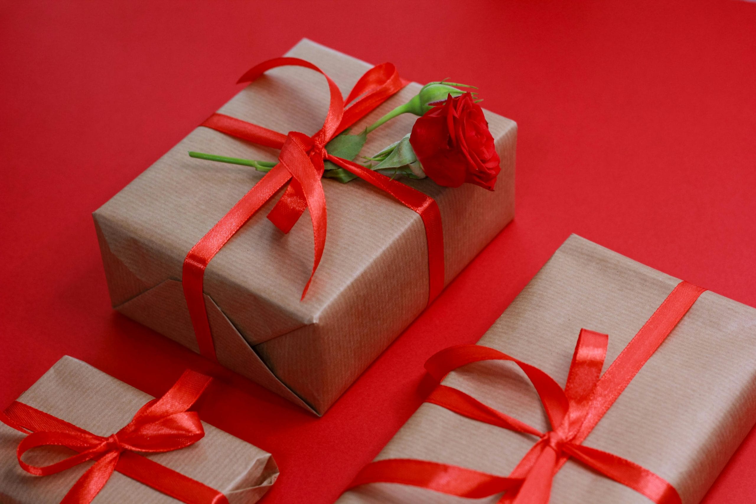 ഫെബ്രുവരി 7-ന് പ്രിയപ്പെട്ടവർക്ക് ഒരു റോസാപ്പൂവ് നൽകുന്നതോടെ, സ്നേഹത്തിന്റെ ഏഴു ദിനങ്ങളിലേക്ക് നാം ചുവടുവെക്കുന്നു. റോസാപ്പൂവിന്റെ ഓരോ നിറത്തിനും ഓരോ അർത്ഥമുണ്ടെന്ന് എത്രപേർക്ക് അറിയാം. പ്രണയത്തിന് ചുവപ്പും, സൗഹൃദത്തിന് മഞ്ഞയും, നന്ദി പ്രകടിപ്പിക്കാൻ പിങ്കും ആണ് തിരഞ്ഞെടുക്കുന്നത്. നിങ്ങളുടെ വികാരം എന്തുതന്നെയായാലും അത് പ്രകടിപ്പിക്കാൻ ഇതിലും നല്ലൊരു ദിവസം വേറെയില്ല.
