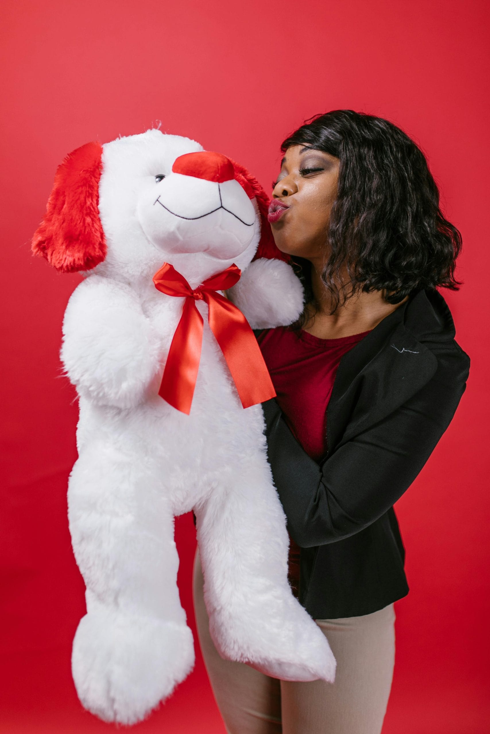 ചുംബനം കേവലം ഒരു ശാരീരിക സ്പർശനമല്ല, മറിച്ച് അത് പ്രണയത്തിന്റെ ഏറ്റവും ഉയർന്ന ഭാഷയാണ്. പങ്കാളികൾ തമ്മിലുള്ള ആത്മബന്ധം ദൃഢമാക്കാനും, പരസ്പരമുള്ള വിശ്വാസവും സുരക്ഷിതബോധവും വർദ്ധിപ്പിക്കാനും ഒരു ചുംബനത്തിലൂടെ സാധിക്കും. ചുംബിക്കുമ്പോൾ ശരീരത്തിൽ ഉൽപ്പാദിപ്പിക്കപ്പെടുന്ന ഓക്സിടോസിൻ എന്ന ഹോർമോൺ രണ്ട് വ്യക്തകൾക്കിടയിൽ കൂടുതൽ അടുപ്പമുണ്ടാക്കുമെന്നാണ് പഠനങ്ങൾ പോലും പറയുന്നത്.
