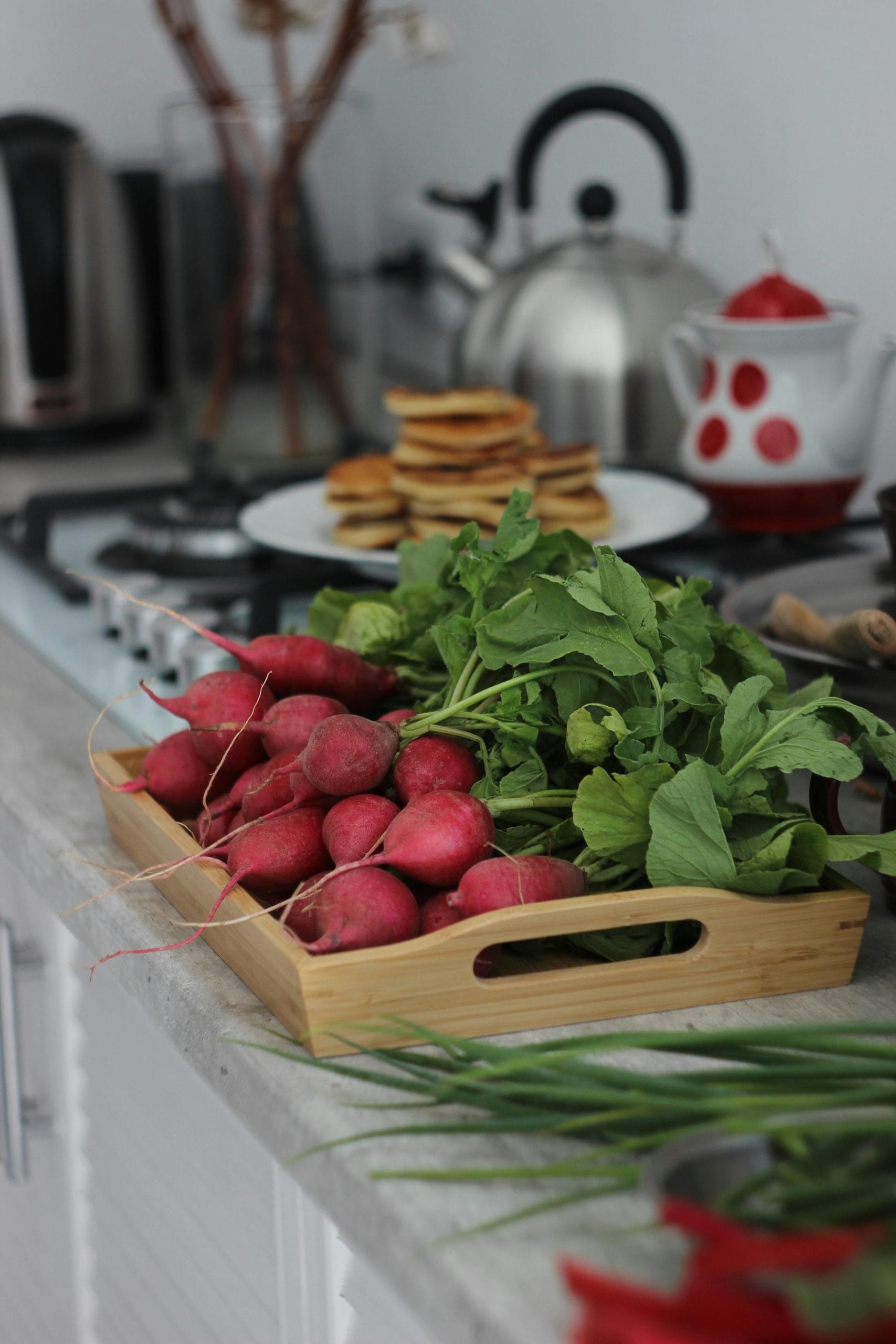 ഷോപ്പിംഗിന് പോകുന്നതിന് മുമ്പ് ഒരു ലിസ്റ്റ് തയ്യാറാക്കി വക്കുക. കാരണം ഇത് അനാവശ്യ സാധനങ്ങൾ വാങ്ങി പണം കളയുന്നത് ഒഴിവാക്കും. നിങ്ങൾക്ക് എന്താണോ ആവശ്യം അത് മാത്രം വാങ്ങാൻ ശ്രമിക്കുക. അതുപോലെ വാങ്ങുന്ന പച്ചക്കറികൾ പൂർണമായും ഉപയോ​ഗിക്കാൻ ശ്രമിക്കുക. ഉദാഹരണത്തിന് ഏത്തക്കയുടെ തൊലി കളയാതെ തോരൻ വെക്കുന്നത് രുചികരവും പോഷകസമൃദ്ധവുമാണ്.
