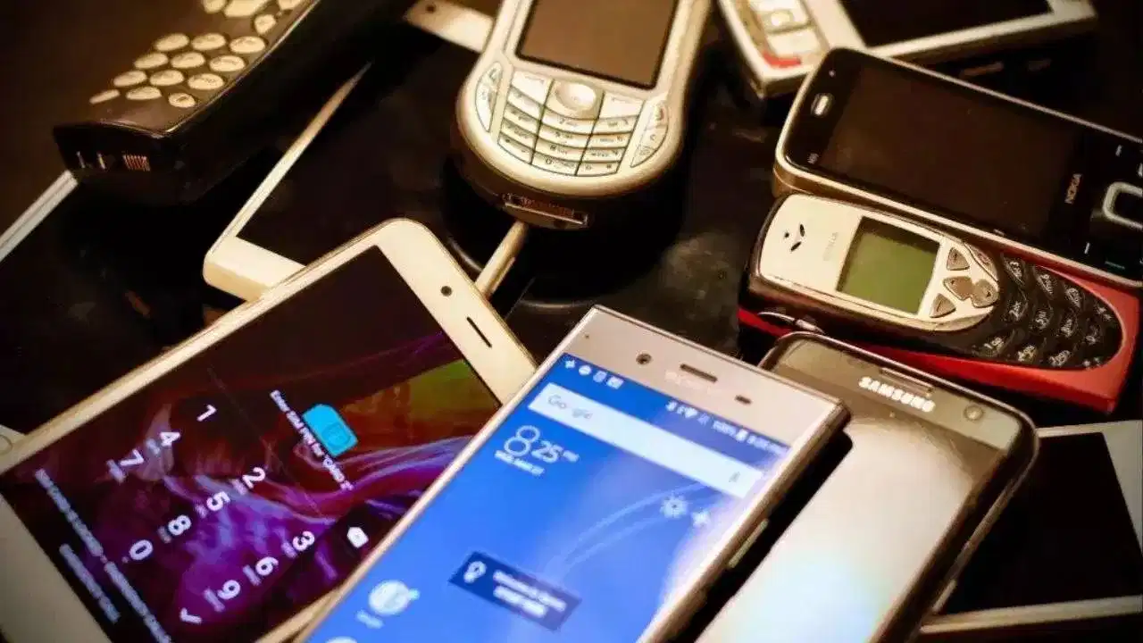 E-waste Recycling: പഴയ ഫോണുകളിൽ ഒളിഞ്ഞിരിക്കുന്നത് ഇന്ത്യയുടെ സുരക്ഷാ രഹസ്യം, രാജ്യം പുതിയ മാറ്റത്തിലേക്ക് E-waste Recycling: പഴയ ഫോണുകളിൽ ഒളിഞ്ഞിരിക്കുന്നത് ഇന്ത്യയുടെ സുരക്ഷാ രഹസ്യം, രാജ്യം പുതിയ മാറ്റത്തിലേക്ക്