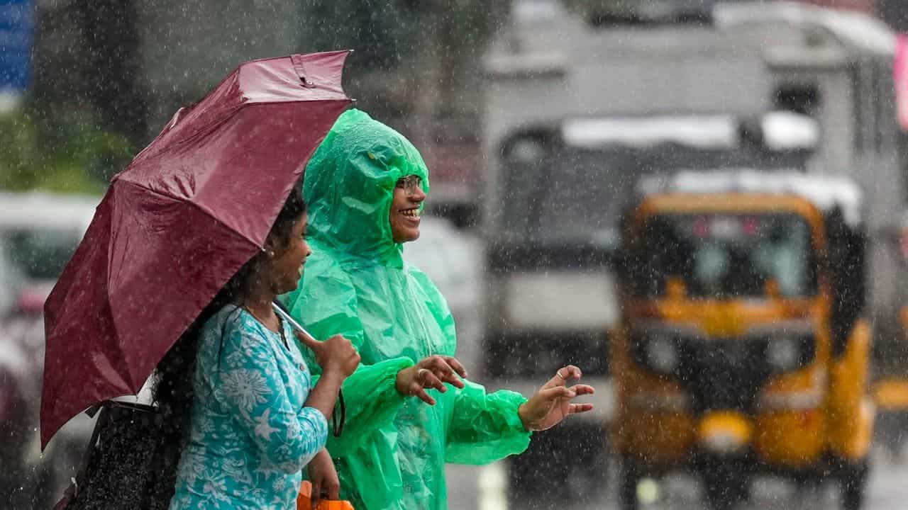 Kerala Weather Update: മഴ ഇന്നും തുടരും, ചുട്ടുപൊള്ളുന്ന ചൂടിന് ആശ്വാസം!; വരും മണിക്കൂറിൽ ഈ ജില്ലകളിൽ മുന്നറിയിപ്പ്