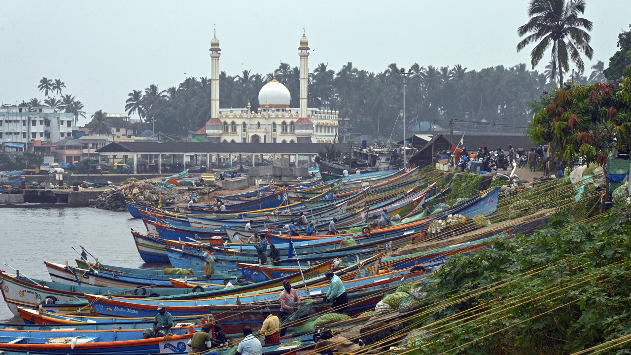 Kerala Weather Update: ന്യൂനമർദ്ദവും മഴയും ദാ വരുന്നൂ, ഇനി ചൂടിന് വിട; അഞ്ച് ജില്ലകളിൽ യെല്ലോ അലർട്ട് Kerala Weather Update: ന്യൂനമർദ്ദവും മഴയും ദാ വരുന്നൂ, ഇനി ചൂടിന് വിട; അഞ്ച് ജില്ലകളിൽ യെല്ലോ അലർട്ട്