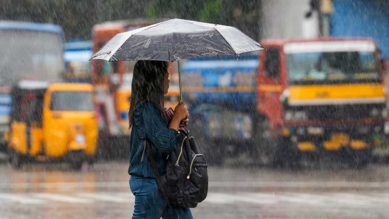UAE Rain alert: വീണ്ടും ശക്തിപ്രാപിച്ച് മഴ, ഒപ്പം പൊടിക്കാറ്റും കടൽക്ഷോഭവും, പ്രവാസികൾ സൂക്ഷിക്കുക UAE Rain alert: വീണ്ടും ശക്തിപ്രാപിച്ച് മഴ, ഒപ്പം പൊടിക്കാറ്റും കടൽക്ഷോഭവും, പ്രവാസികൾ സൂക്ഷിക്കുക