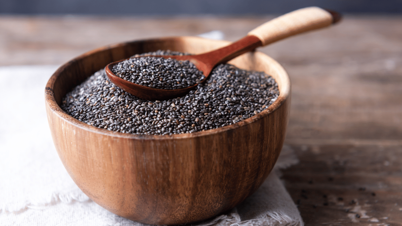 ചിയാ വിത്തുകൾ പോഷകങ്ങളാൽ സമ്പന്നമാണ്. ഇതിലടങ്ങിയിരിക്കുന്ന ഫൈബർ ദഹന പ്രക്രിയയെ മന്ദഗതിയിലാക്കുകയും കൊളസ്ട്രോൾ ആഗിരണം ചെയ്യുന്നത് തടയുകയും ചെയ്യുന്നു. വെള്ളത്തിലോ പാനീയങ്ങളിലോ കുതിർത്ത് കഴിക്കാം.
