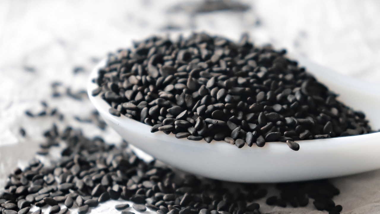 എള്ളിൽ അടങ്ങിയിരിക്കുന്ന ലിഗ്നാനുകളും സസ്യ സ്റ്റിറോളുകളും കൊളസ്ട്രോൾ കുറയ്ക്കാൻ സഹായിക്കുന്നു. കൂടാതെ ഇത് രക്തസമ്മർദ്ദം നിയന്ത്രിക്കാനും നല്ലതാണ്. എള്ള് ലഡു ആയി ഉണ്ടാക്കിയോ അല്ലെങ്കിൽ വിഭവങ്ങളിൽ ചേർത്തോ കഴിക്കാം.
