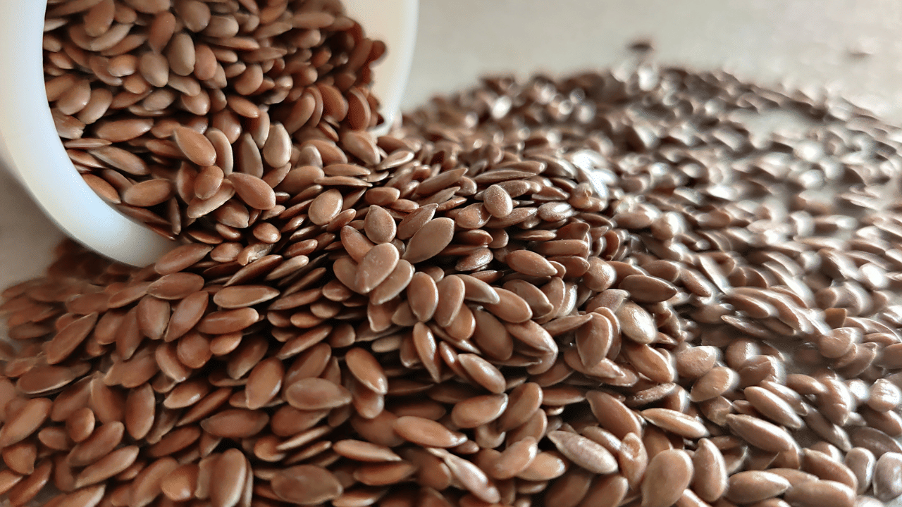 ഒമേഗ-3 ഫാറ്റി ആസിഡിന്റെ കലവറയാണ് ഫ്ലാക്സ് സീഡുകൾ. ഇതിലെ ലയിക്കുന്ന ഫൈബർ കൊളസ്ട്രോളിനെ ശരീരത്തിൽ നിന്ന് പുറന്തള്ളാൻ സഹായിക്കുന്നു. ഫ്ലാക്സ് സീഡുകൾ മുഴുവനായി കഴിക്കാതെ പൊടിച്ചു വേണം ഉപയോഗിക്കാൻ.
