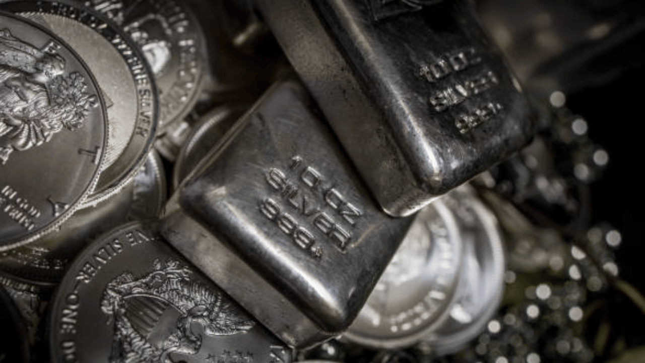 ഒരു ഘട്ടത്തിൽ ഔൺസിന് 121 ഡോളർ വരെ ഉയർന്ന വെള്ളി, പിന്നീട് ഏതാനും ദിവസങ്ങൾക്കുള്ളിൽ 30 ശതമാനത്തിലധികമാണ് ഇടിഞ്ഞത്. ഫെബ്രുവരി തുടക്കത്തിൽ ഏകദേശം 88 ഡോളർ നിലവാരത്തിൽ എത്തി. അമേരിക്കൻ ഫെഡറൽ റിസർവ് ചെയർമാനായി പുതിയ പേര് പ്രഖ്യാപിച്ചതോടെ ഡോളർ ശക്തിപ്രാപിക്കുകയും സുരക്ഷിത നിക്ഷേപങ്ങളിലേക്കുള്ള ആവശ്യം കുറഞ്ഞതുമാണ് ഇടിവിന് കാരണമായത്.
