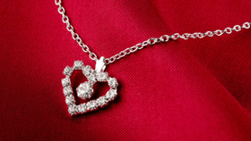 വെള്ളി വിലയും മുന്നിൽ തന്നെ, 200 ഡോളറിലേക്ക് കുതിക്കുമോ?