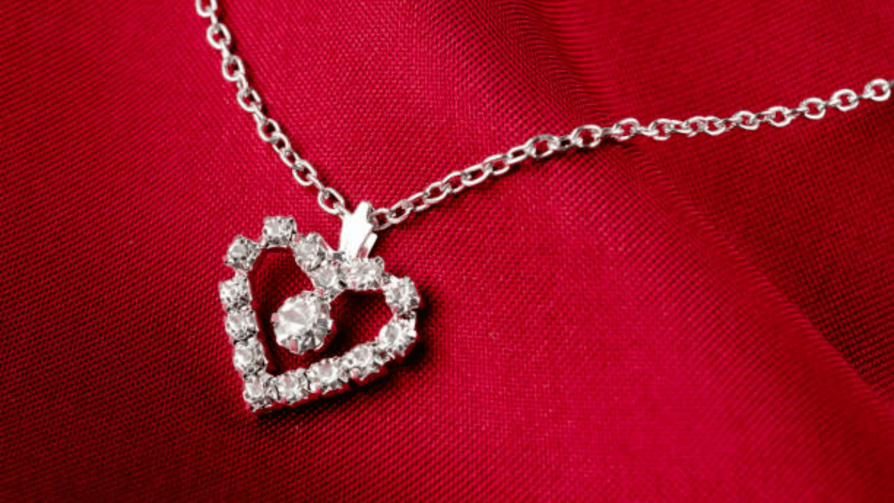 കേരളത്തിൽ സ്വർണത്തോടൊപ്പം വെള്ളി വിലയും മുന്നേറുകയാണ്. ഒരു കിലോയ്ക്ക് നാല് ലക്ഷം കടന്ന് കുതിച്ച വിലയിൽ പിന്നീട് വലിയൊരു ഇടിവ് സംഭവിച്ച്, രണ്ട് ലക്ഷത്തിലേക്ക് താഴ്ന്നിരുന്നു. എന്നാൽ വെള്ളി ലോഹം വിപണിയിൽ വീണ്ടും കുതിപ്പ് തുടർന്നു, നിലവിൽ ​ഗ്രാമിന് മുന്നൂറ് രൂപയും കിലോയ്ക്ക് മൂന്ന് ലക്ഷവുമാണ് വില.
