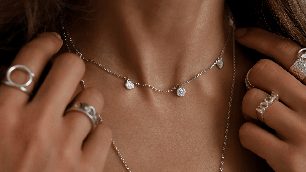 വരുംദിവസങ്ങളിൽ വെള്ളി വില കുതിക്കുമെന്നാണ് സാമ്പത്തിക വിദ​ഗ്ധരുടെ പ്രവചനങ്ങൾ. മോട്ടിലാൽ ഓസ്വാൾ വെള്ളി വില കിലോയ്ക്ക് 3.20 ലക്ഷം രൂപ വരെ എത്താമെന്ന് പ്രവചിക്കുന്നു. അന്താരാഷ്ട്ര വിപണിയിൽ വെള്ളി ഔൺസിന് 80 ഡോളർ മുതൽ 100 ഡോളർ വരെ ഉയരാൻ സാധ്യതയുണ്ട്.
