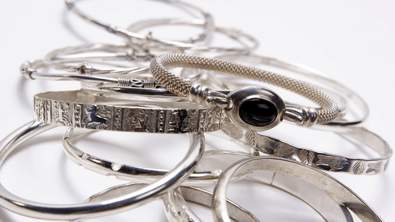 ഇന്ന് കിലോയ്ക്ക് 2,90,000 രൂപ, ​ഗ്രാമിന് 290 രൂപ നിരക്കിലാണ് വെള്ളിയുടെ വ്യാപാരം. നാല് ലക്ഷം കടന്ന വെള്ളി വില ഫെബ്രുവരിയിൽ മൂന്ന് ലക്ഷവും പിന്നീട് രണ്ട് ലക്ഷത്തിലേക്കും താഴുകയായിരുന്നു. ഫെബ്രുവരി 16ന് 2,65,000 രൂപ നിരക്കിലായിരുന്നു വ്യാപാരം.
