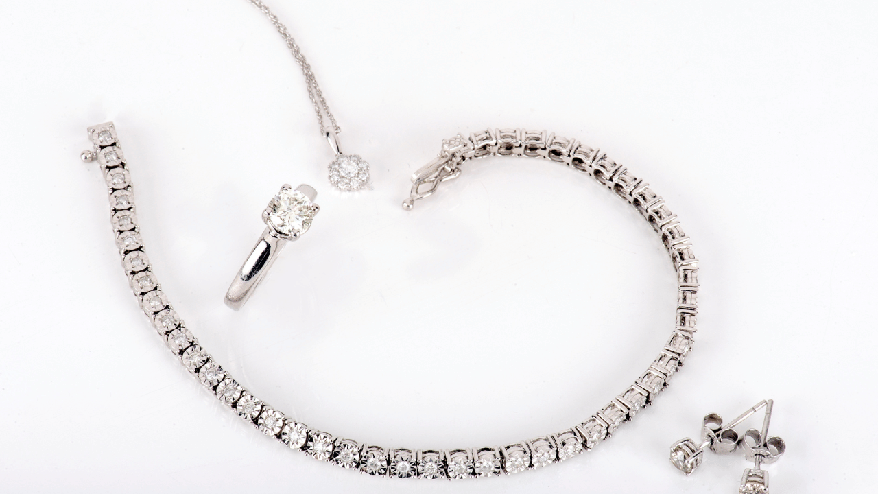 മാറിമറിയുന്ന വെള്ളി വിലയോടൊപ്പം തന്നെ കുതിക്കുന്ന മറ്റൊരു ലോഹമാണ് വെള്ളിയും. വിപണിയിൽ വെള്ളി ആഭരണങ്ങൾക്കാണ് ഡിമാൻഡ് കൂടുതലെങ്കിലും വെള്ളിയും ഒട്ടും പിന്നിലല്ല. പാദസരം, അരഞ്ഞാണം പോലുള്ള വെള്ളി ആഭരണങ്ങൾക്ക് ആവശ്യക്കാർ ഏറെയാണ്. 
