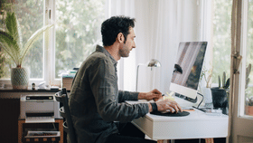 മണിക്കൂറുകളോളം ഇരുന്ന് ജോലി ചെയ്യുന്നവരാണോ?, ഇതറിയാതെ പോകരുത്!