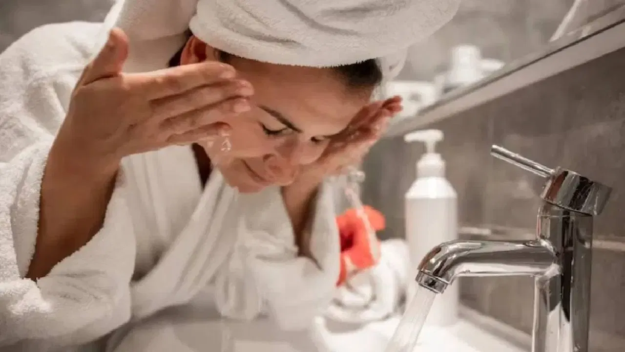 രാത്രി കിടക്കുന്നതിന് മുൻപ് മേക്കപ്പ് നീക്കം ചെയ്യാനും ചർമ്മത്തിന് ആവശ്യമായ ഈർപ്പം നൽകാനും വെളിച്ചെണ്ണ ഉപയോഗിക്കുന്നത് ഗുണകരമാണ്.