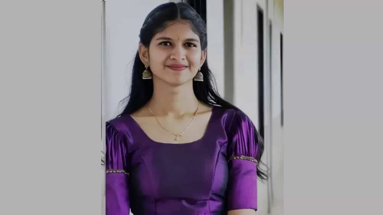 Koyilandy Student Death: നെറ്റിയിലും താടിയിലും മുറിവ്; സൈക്കോളജി വിദ്യാർഥിനി വീടിനുള്ളിൽ തൂങ്ങിമരിച്ച നിലയിൽ Koyilandy Student Death: നെറ്റിയിലും താടിയിലും മുറിവ്; സൈക്കോളജി വിദ്യാർഥിനി വീടിനുള്ളിൽ തൂങ്ങിമരിച്ച നിലയിൽ