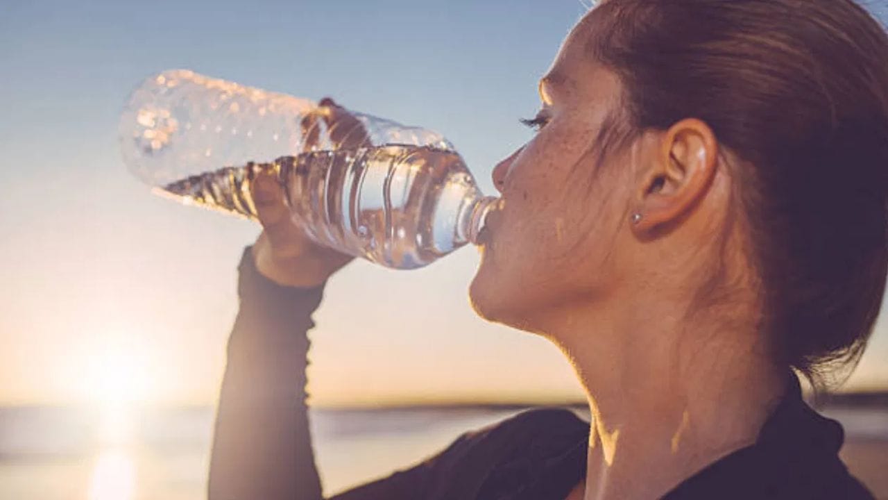 മാത്രമല്ല അമിതമായി ചൂടുവെള്ളം കുടിക്കുന്ന നിങ്ങളുടെ ദഹന വ്യവസ്ഥയെ ദോഷകരമായി ബാധിക്കും. അമിതമായ ചൂടുവെള്ളം കുടിക്കുന്നത് നിങ്ങളുടെ വായിലെയും കടലിലെയും നല്ല ബാക്ടീരിയകളുടെ സന്തുലeവസ്ഥയെ തടസ്സപ്പെടുത്തുമെന്ന് നിരവധി പഠനങ്ങൾ തെളിയിച്ചിട്ടുണ്ട്. അതിനാൽ ഇളം ചൂടുവെള്ളം മാത്രം കുടിക്കുക. അതിനാൽ വേനൽക്കാലത്ത് രണ്ട് സമയത്ത് മാത്രം ചൂട് വെള്ളം കുടിക്കുക. പ്രധാനമായും അതിരാവിലെ കുടിക്കുന്നത് നല്ലതാണ്. അതുപോലെ നിങ്ങളുടെ ശരീരത്തിന്റെ മറ്റു പ്രശ്നങ്ങൾ മനസ്സിലാക്കി വേണം വെള്ളം കുടിക്കേണ്ടത്.(photo: tv9 network)