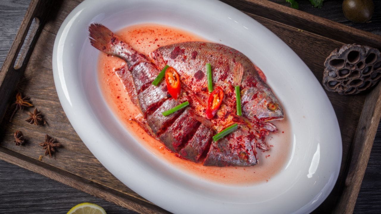 മലയാളിക്ക് കരിമീൻ വിഭവങ്ങൾ എന്നാൽ വെറുമൊരു ഭക്ഷണമല്ല, അതൊരു വികാരമാണ്. കരിമീൻ പൊള്ളിച്ചതും വറുത്തരച്ച കറിയും ലോകപ്രശസ്തവുമാണ്. എന്നാൽ കരിമീൻ വൃത്തിയാക്കുന്നതിലെ ബുദ്ധിമുട്ട് പലപ്പോഴും പാചകക്കാരെ വലയ്ക്കാറുണ്ട്. കല്ലിൽ ഉരച്ചു കഴുകാതെ തന്നെ കരിമീനിലെ കറുത്ത വരകളും പുള്ളികളും നീക്കം ചെയ്യാനുള്ള എളുപ്പവഴി ഇപ്പോൾ ശ്രദ്ധേയമാവുകയാണ്.