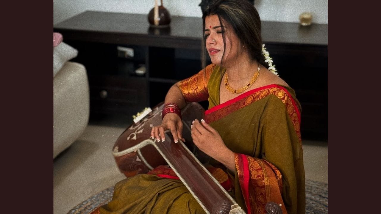 ചെറിയ പ്രായത്തിലുള്ള വിവാഹമായതിനാൽ തന്നെ തനിക്ക് തെറ്റ് പറ്റിയതാണെന്നും പിന്നീട് ആ ബന്ധം എന്തുകൊണ്ട് ഇല്ലാതായി എന്നതിനെക്കുറിച്ച് അമൃത പലപ്പോഴായി തുറന്നുപറഞ്ഞിട്ടുണ്ട്. ബാലയും അമൃതയും തമ്മിലുള്ള വാക്കവാദങ്ങൾ പലപ്പോഴും സോഷ്യൽ മീഡിയയിലും ചർച്ച കേന്ദ്രമായി മാറിയിട്ടുണ്ട് . ഇരുവരും മകൾക്ക് വേണ്ടിയുള്ള പിടിവലികളും പലപ്പോഴും അതിന്റെ സ്വകാര്യത മറന്ന് സോഷ്യൽ മീഡിയയിലും വൻതോതിൽ പ്രചരിക്കപ്പെട്ടു. (PHOTO: TV9 NETWORK)