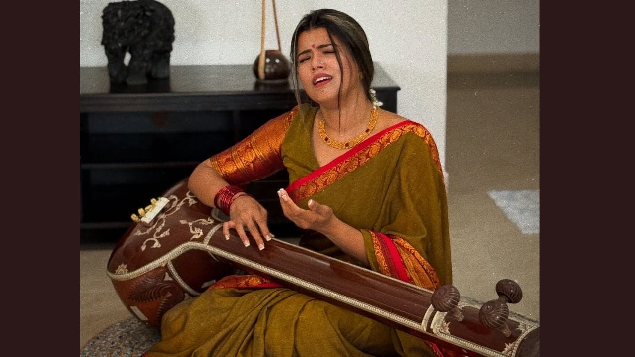 ഇപ്പോൾ ഇതാ താൻ വീണ്ടും ഒരു പങ്കാളി ആഗ്രഹിക്കുന്നുണ്ട് എന്ന് തുറന്നു പറയുകയാണ് അമൃത സുരേഷ്. തനിക്ക് ബോംബെയിൽ നിന്നും ഒരാൾ വിവാഹം കഴിക്കാനുള്ള താല്പര്യം പ്രകടിപ്പിച്ച് കോൾ വന്നിരുന്നു എന്നും അത് കേട്ടപ്പോൾ അനിയത്തിയായ അഭിരാമി ചോദിച്ചത് നിങ്ങൾക്ക് മതിയായില്ലേ എന്നാണ്. പ്രൊപ്പോസലിന്റെ കാര്യം പാപ്പുവിനോട് അതായത് മകളോട് ചോദിച്ചപ്പോൾ മമ്മി പോയിട്ട് ട്രൈ ചെയ്തിട്ട് തിരിച്ചു വാ എന്നായിരുന്നു മകൾ നൽകിയ മറുപടിയെന്നും അമൃത സുരേഷ് പറയുന്നു. (PHOTO: TV9 NETWORK)