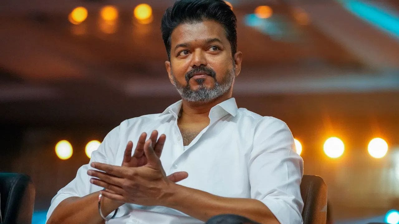 നാമനിർദ്ദേശ പത്രിക സമർപ്പിച്ച ശേഷം തുറന്ന വാഹനത്തിൽ ജനങ്ങളെ അഭിസംബോധന ചെയ്ത വിജയ്, ഡിഎംകെയെ രൂക്ഷമായി വിമർശിച്ചു. ഡിഎംകെ ഒരു തിന്മയുടെ ശക്തിയാണെന്ന് ആവർത്തിച്ച അദ്ദേഹം, ഇത്തവണത്തെ പോരാട്ടം ടിവികെയും ഡിഎംകെയും തമ്മിൽ നേരിട്ടാണെന്നും പ്രഖ്യാപിച്ചു.