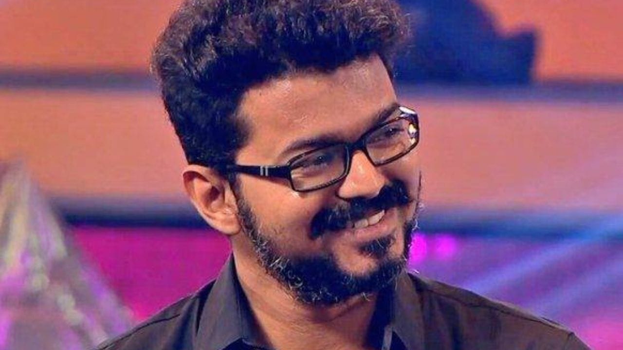 ഏപ്രിൽ 23-ന് നടക്കുന്ന വോട്ടെടുപ്പിൽ തന്റെ പാർട്ടിയുടെ ചിഹ്നമായ വിസിൽ വോട്ട് ചെയ്ത് തങ്ങൾക്ക് ഒരു അവസരം നൽകണമെന്ന് അദ്ദേഹം ജനങ്ങളോട് അഭ്യർത്ഥിച്ചു. തമിഴ്നാട്ടിൽ രണ്ട് മണ്ഡലങ്ങളിൽ നിന്നാണ് വിജയ് ഇത്തവണ മത്സരിക്കുന്നത്.