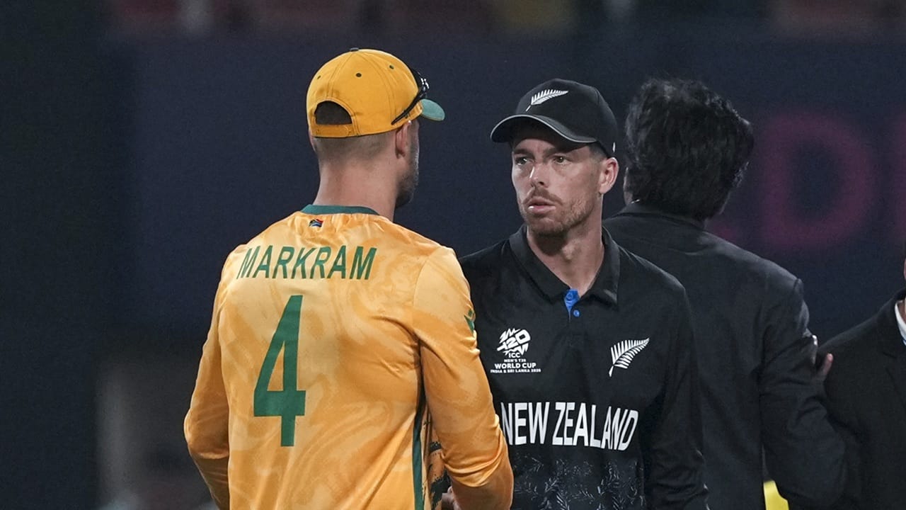 ഇഷ് സോധിക്ക് പകരം ജെയിംസ് നീഷം ന്യൂസിലന്‍ഡിന്റെ പ്ലേയിങ് ഇലവനിലുണ്ട്. ദക്ഷിണാഫ്രിക്കന്‍ നിരയില്‍ മൂന്ന് മാറ്റങ്ങള്‍. കഗിസോ റബാദ, മാര്‍ക്കോ യാന്‍സന്‍, കേശവ് മഹാരാജ് എന്നിവര്‍ പ്ലേയിങ് ഇലവനില്‍ തിരിച്ചെത്തി  (Image Credits: PTI).