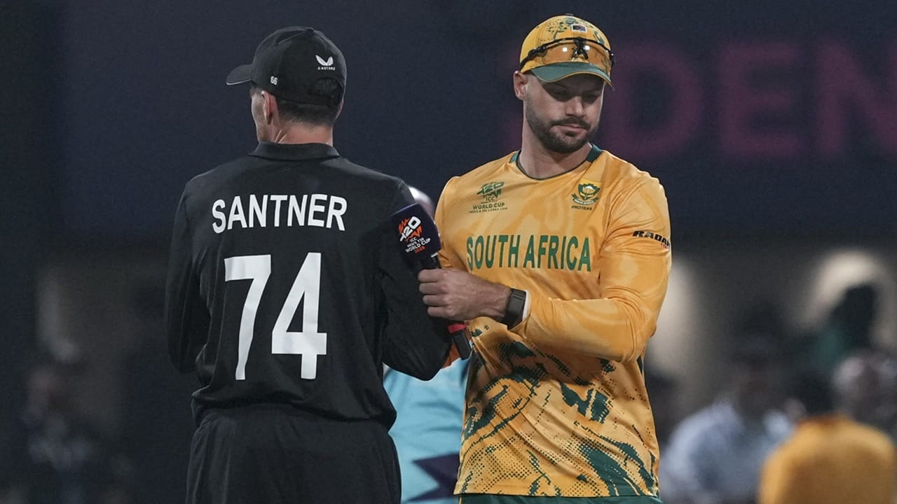 ബാറ്റിംഗിൽ മികച്ച തുടക്കം കുറിക്കാനും ബോർഡിൽ മികച്ച സ്കോർ നേടാനും കഴിയുമെന്ന് പ്രതീക്ഷിക്കുവെന്ന് ദക്ഷിണാഫ്രിക്കന്‍ ക്യാപ്റ്റന്‍ ഐഡന്‍ മര്‍ക്രം പറഞ്ഞു. മികച്ച രീതിയില്‍ പരിശീലിച്ചതായും താരം വ്യക്തമാക്കി. മികച്ച ടീമിനോടാണ് ഏറ്റുമുട്ടുന്നതെന്ന് അറിയാമെന്ന് കീവിസ് ക്യാപ്റ്റന്‍ മിച്ചല്‍ സാന്റ്‌നര്‍ പ്രതികരിച്ചു  (Image Credits: PTI).