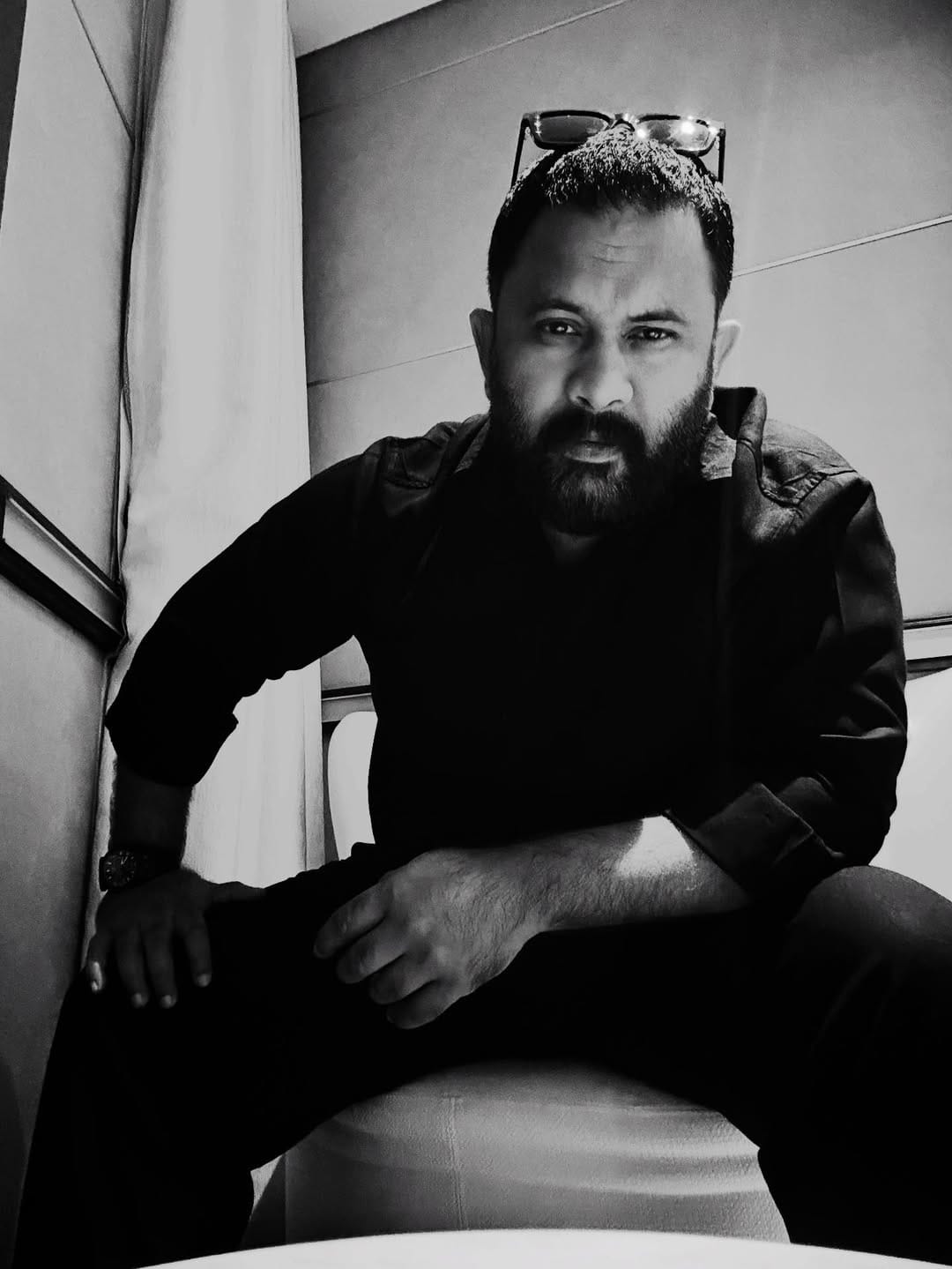 അതുകൊണ്ട് സിനിമാക്കാര്‍ രാഷ്ട്രീയം തുറന്നുപറയാത്തതില്‍ തെറ്റൊന്നുമില്ലെന്ന് ഷറഫുദീന്‍ പറയുമ്പോള്‍, ഏതെങ്കിലും പാര്‍ട്ടിയോട് ഒരു ചായ്‌വ് കാണിച്ചാല്‍ മറ്റ് പാര്‍ട്ടികള്‍ ആ നടനെ വെറുക്കുമെന്ന് അജു വര്‍ഗീസ് കൂട്ടിച്ചേര്‍ത്തു. അങ്ങനെ സംഭവിക്കുന്നത് നമ്മളില്‍ നിരാശ സമ്മാനിക്കുന്നുവെന്നും അതിന്റെ ആവശ്യമില്ലെന്നും ഷറഫുദീന്‍ പറഞ്ഞു. 

