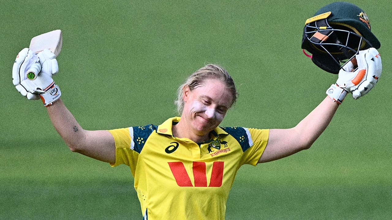 ഓസീസ് വനിതാ ടീം ക്യാപ്റ്റന് അലീസ ഹീലി ഏകദിനത്തില് നിന്ന് വിരമിച്ചു. ഏകദിനത്തിലെ അവസാന മത്സരത്തില് തകര്പ്പന് സെഞ്ചുറിയാണ് താരം നേടിയത്. ഹീലിയുടെ സെഞ്ചുറി മികവില് ഇന്ത്യയ്ക്കെതിരെ ഇന്ന് നടന്ന മത്സരത്തില് ഓസ്ട്രേലിയ 185 റണ്സിന് ജയിച്ചു (Image Credits: Facebook).