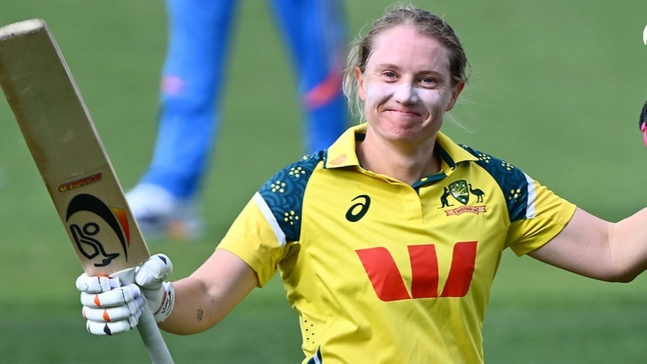 ഹീലിയുടെയും, ബേത്ത് മൂണിയുടെയും സെഞ്ചുറി മികവില്‍ ഓസ്‌ട്രേലിയ 50 ഓവറില്‍ ഏഴ് വിക്കറ്റിന് 409 റണ്‍സ് നേടി. 52 പന്തില്‍ 62 റണ്‍സെടുത്ത ജോര്‍ജിയ വോള്‍, പുറത്താകാതെ 15 പന്തില്‍ 34 റണ്‍സെടുത്ത നിക്കോള കാരി എന്നിവരും തിളങ്ങി. ഇന്ത്യയുടെ പോരാട്ടം 45.1 ഓവറില്‍ 224 റണ്‍സിന് അവസാനിച്ചു  (Image Credits: Facebook).