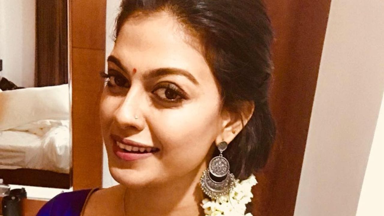 എളിമയാണ് താരത്തെ മറ്റുള്ളവരിൽ നിന്ന് വ്യത്യസ്തയാക്കുന്നത്. എന്ന കമന്റും പിന്നാലെ എത്തി. സിനിമയിൽ സജീവമായി നിൽക്കുമ്പോഴും തന്റെ നാടും നാട്ടുകാരുമായും അടുത്ത ബന്ധം പുലർത്തുന്ന അനുശ്രീയുടെ ഈ ശൈലി മറ്റ് യുവതാരങ്ങൾക്കും മാതൃകയാണെന്നാണ് സിനിമാ പ്രേമികളുടെ വിലയിരുത്തൽ.